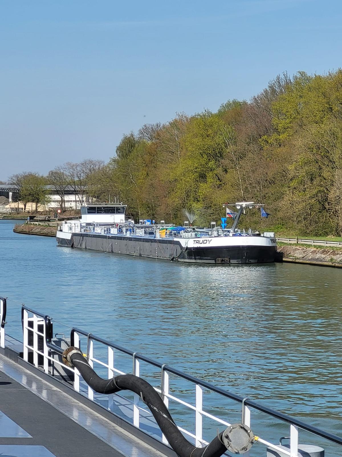 Trudy schip staand | WOW Shipping